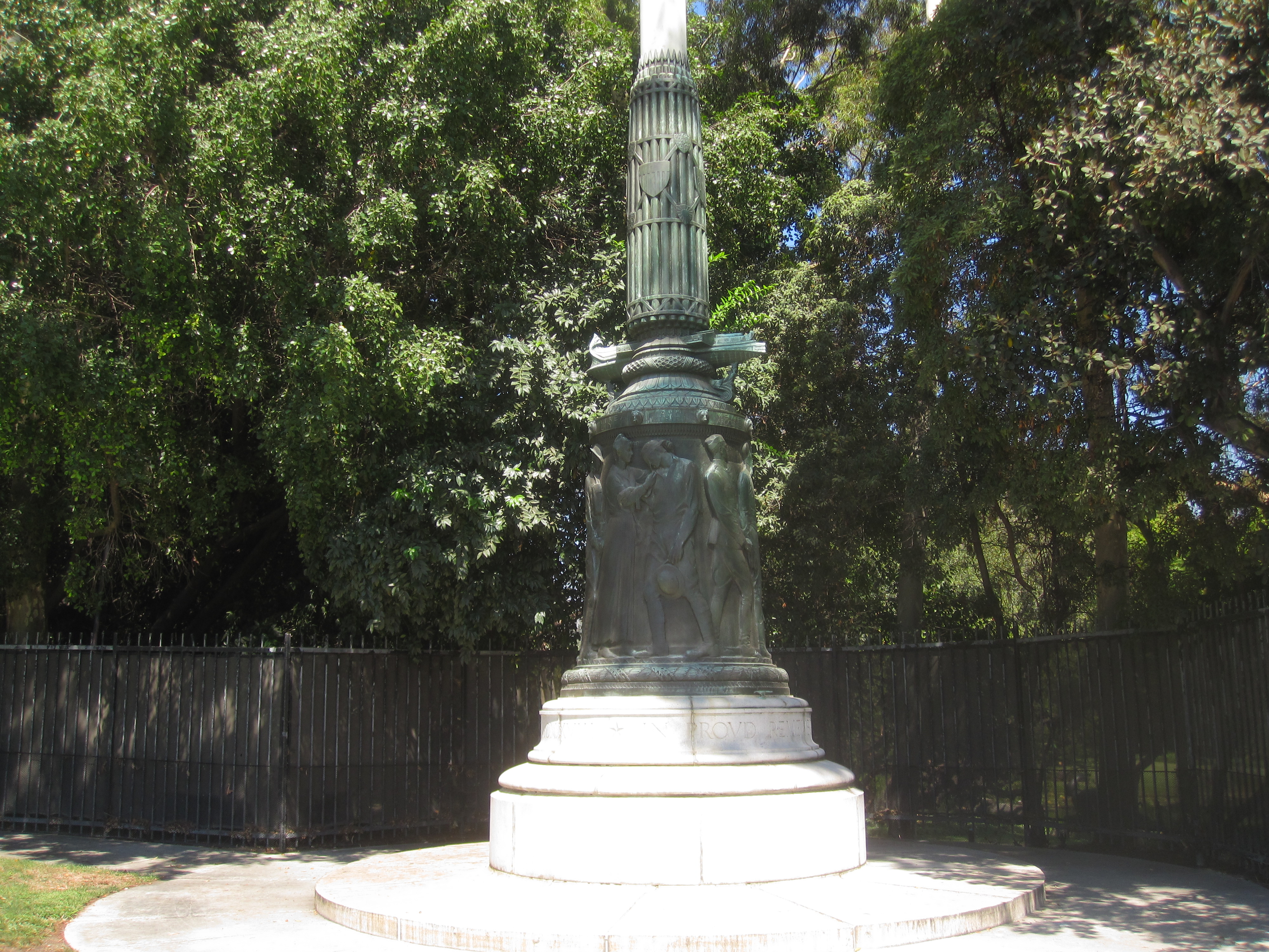 Zoom on the image : War Memorial Goodhue Flagpole